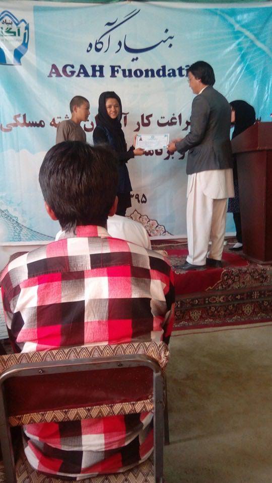 تجليل از موفقیت سومین دور فراغت کارآموزان مسلکی بنیاد خیریه آگاه در کتابخانه عامه شهید مزاری