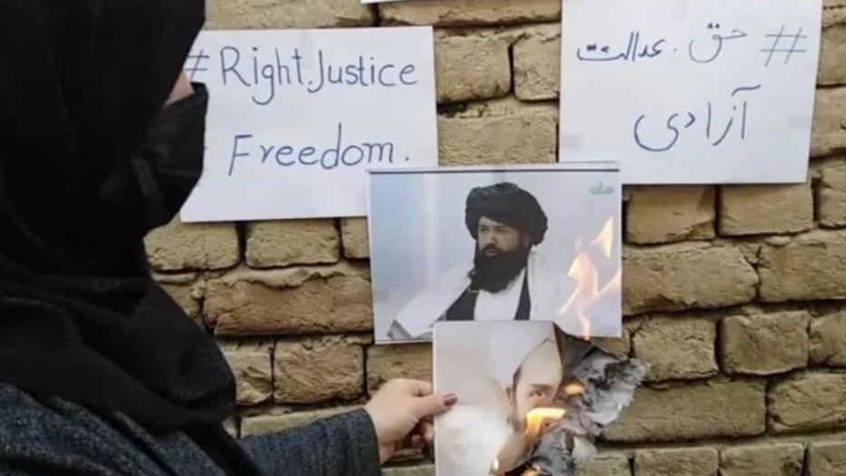 یک زن افغانستانی در اعتراض به ممنوعیت تحصیل در دختران، مجسمه رهبر طالبان را سوزاند؛ یک زن افغانستانی در اعتراض به ممنوعیت تحصیل در دختران، مجسمه رهبر طالبان را سوزاند؛