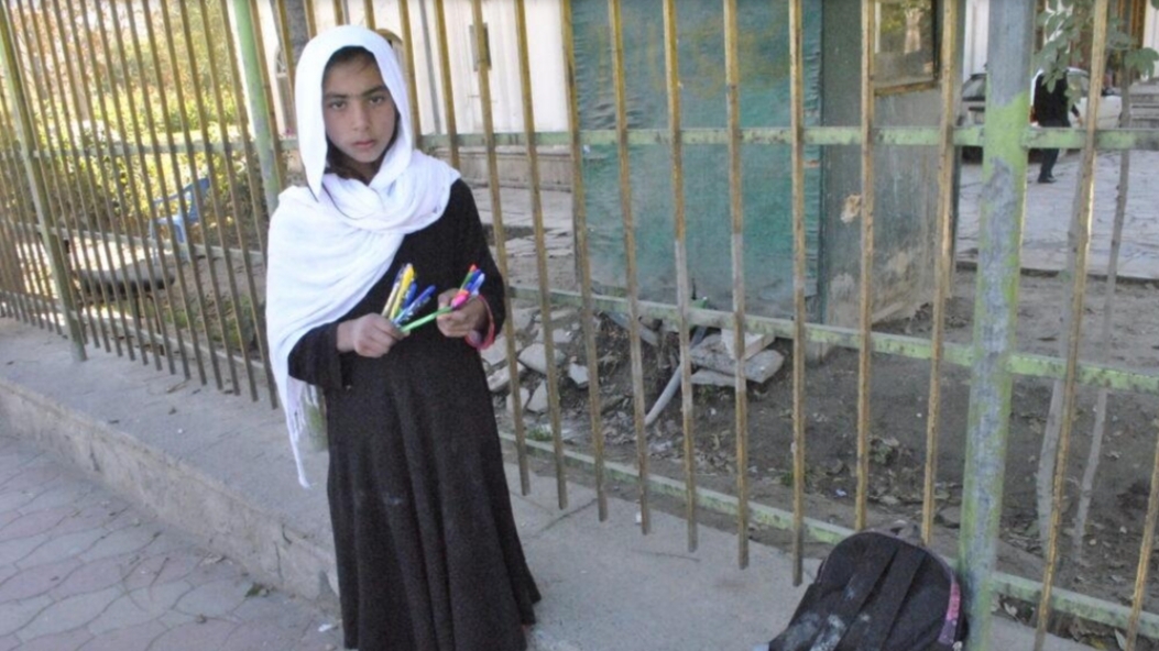 یک زن، تمام قلمهای خودکار را از دختر کوچکی که در خیابانهای افغانستان میفروشد؛ میخرد. یک زن، تمام قلمهای خودکار را از دختر کوچکی که در خیابانهای افغانستان میفروشد؛ میخرد.