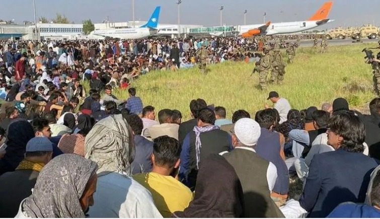 اسپانیا 294 کارگر و خانواده  را  از افغانستان تخلیه کرد
