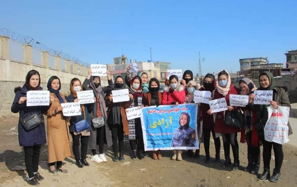 جنبش زنان افغانستان در اعتراضی خواهان آزادی عالیه عزیزی از بند طالبان شد ـ مجله‌ی اورال