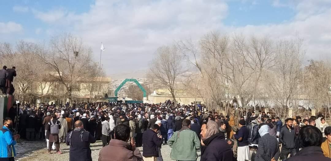 برخورد دوگانه و تبعیضآمیز در ریاست پاسپورت میدانوردگ؛ مراجعین از این وضع شاکیاند ـ مجلهی اورال برخورد دوگانه و تبعیضآمیز در ریاست پاسپورت میدانوردگ؛ مراجعین از این وضع شاکیاند ـ مجلهی اورال