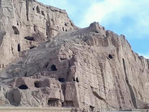 حفاری و کاوش خودسرانه در عقب بت صلصال در بامیان ـ مجلهی اورال حفاری و کاوش خودسرانه در عقب بت صلصال در بامیان ـ مجلهی اورال