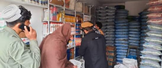 تفتیش و جمعآوری مواد تاریخگذشته از سوی مأموران شهرداری غزنی از فروشگاهها ـ مجلهی اورال تفتیش و جمعآوری مواد تاریخگذشته از سوی مأموران شهرداری غزنی از فروشگاهها ـ مجلهی اورال