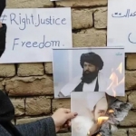 یک زن افغانستانی در اعتراض به ممنوعیت تحصیل در دختران، مجسمه رهبر طالبان را سوزاند؛ یک زن افغانستانی در اعتراض به ممنوعیت تحصیل در دختران، مجسمه رهبر طالبان را سوزاند؛