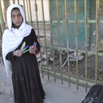 یک زن، تمام قلمهای خودکار را از دختر کوچکی که در خیابانهای افغانستان میفروشد؛ میخرد. یک زن، تمام قلمهای خودکار را از دختر کوچکی که در خیابانهای افغانستان میفروشد؛ میخرد.