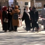 استاد دانش‌گاه، در اعتراض به ممنوعیت زنان از دانش‌گاه، اسناد تحصیلی خود را پاره کرد؛