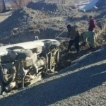 واژگون شدن یک موتر مسافربری در مسیر مالستان ـ جاغوری ـ مجلهی اورال واژگون شدن یک موتر مسافربری در مسیر مالستان ـ جاغوری ـ مجلهی اورال