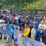 نامهی سرگشادهی مهاجرین گیرمانده در اندونزی به تمام آزادیخواهان جهان ـ مجلهی اورال نامهی سرگشادهی مهاجرین گیرمانده در اندونزی به تمام آزادیخواهان جهان ـ مجلهی اورال