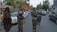 جنگ‌جویان طالبان، اسلحه را به سوی زنان افغانستانی نشانه می‌گیرند؛