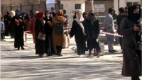 استاد دانش‌گاه، در اعتراض به ممنوعیت زنان از دانش‌گاه، اسناد تحصیلی خود را پاره کرد؛