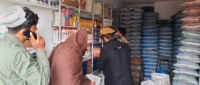 تفتیش و جمع‌آوری مواد تاریخ‌گذشته از سوی مأموران شهرداری غزنی از فروشگاه‌ها ـ مجله‌ی اورال